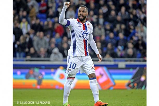 Alexandre Lacazette volverá a ser la principal amenaza ofensiva del Lyon. | FOTO: olweb.fr