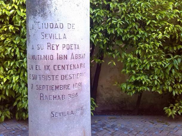 Columna de mármol en el alcázar de Sevilla en recuerdo de Al-Mutamid. Foto: www.sevillacitycentre.com 