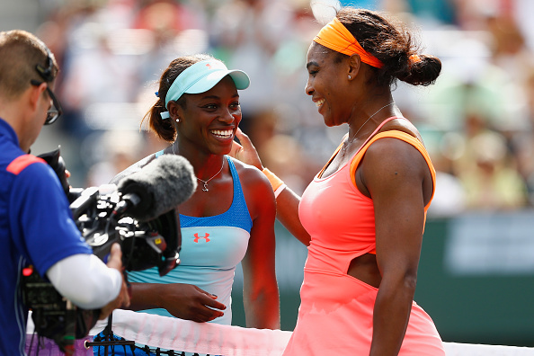 Stephens and Serena Williams at the net after their round of 16 at the French Open last year. Photo credit : Julian Finney / Getty Images.