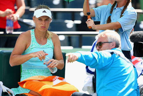 Caroline Wozniacki receives on-court coaching from father Piotr Wozniacki at the Miami Open/Getty Images