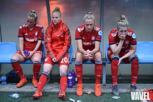 Las jugadoras del Bayern Frauen dolidas en el banquillo. FOTO: Noelia Déniz