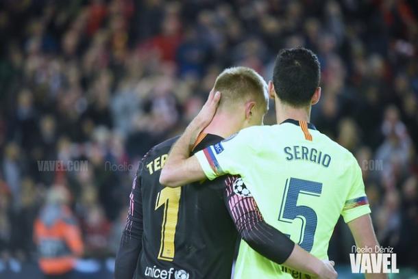 Ter Stegen y Busquets tras la derrota en Anfield | Foto: Noelia Déniz (VAVEL)