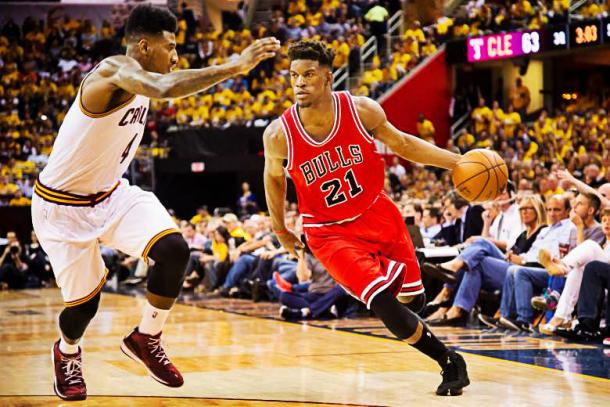 Jimmy Butler in azione contro Iman Shumpert