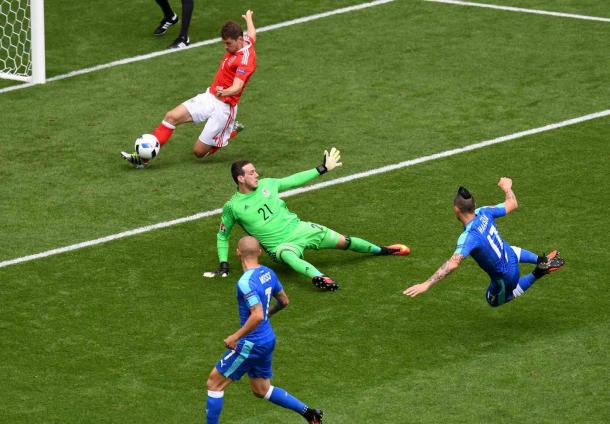 Davies prevents Hamsik from scoring (photo : Getty Images)