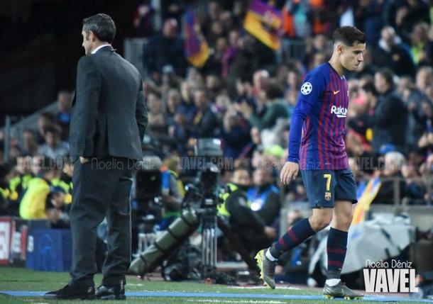 Ernesto Valverde y Philippe Coutinho en la banda del Camp Nou. FOTO: Noelia Déniz