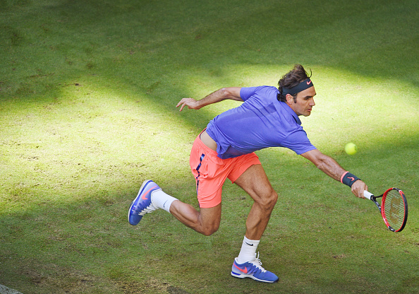 Roger Federer hits a backhand at the 2015 Gerry Weber Open in Halle/Getty Images