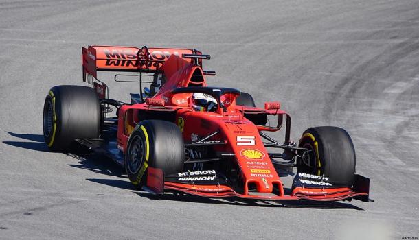 Sebastian Vettel conduciendo el SF90. Fuente: Artes Max