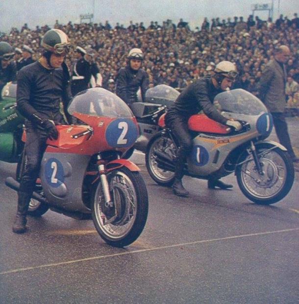 La rivalidad entre Agostini (2) y Hailwood (1) fue la gran atracción en aquellos años. Foto: Pinterest