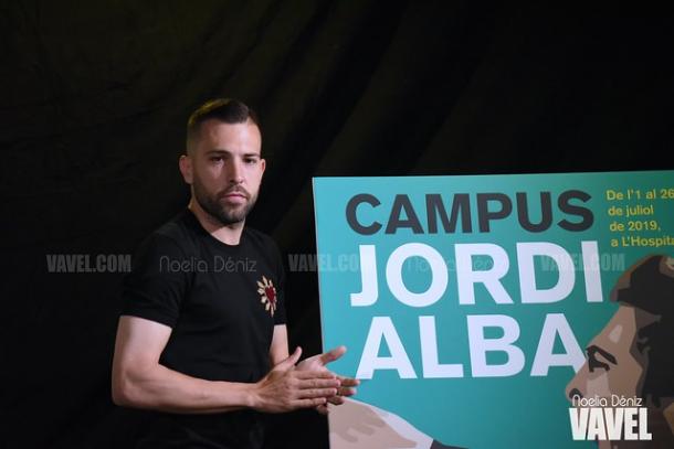 Jordi Alba aplaudiendo al lado del cartel de su campus. FOTO: Noelia Déniz