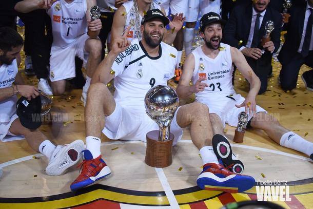 Felipe Reyes y Sergio Llull celebran el título de Liga conseguido por el Real Madrid en el 4º partido de los play-offs ante el FC Barcelona | Foto: Noelia Déniz, VAVEL España