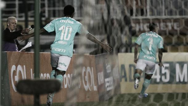 Luiz Adriano comemorando um de seus gols na goleada (Foto: Divulgação/SE Palmeiras)