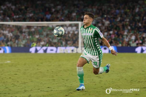 Álex Moreno recibiendo el esférico | Fotografía: Manuel Jesús Pérez (Onda Bética)