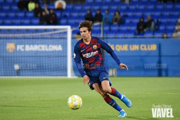 Riqui Puig conduciendo el esférico. FOTO: Noelia Déniz
