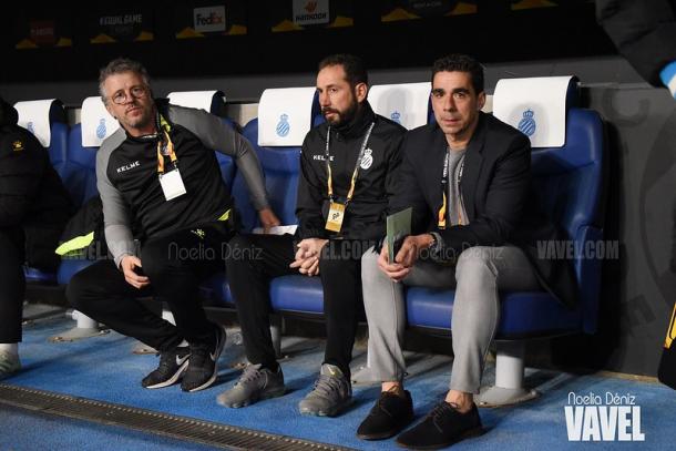 Pablo Machín entre dos miembros del staff técnico. FOTO: Noelia Déniz