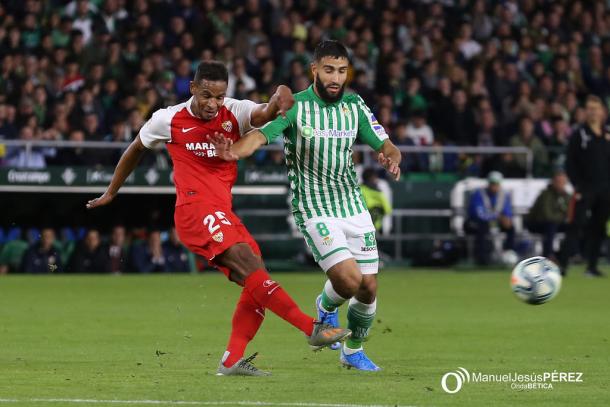 Nabil Fekir tratando de controlar el esférico | Fotografía: Manuel Jesús Pérez (Onda Bética)