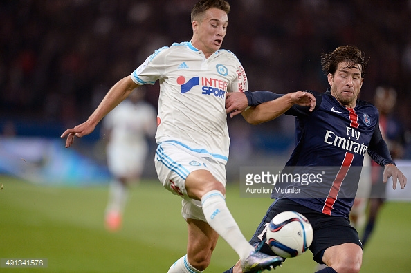 Manquillo disputando un balón ante Maxwell