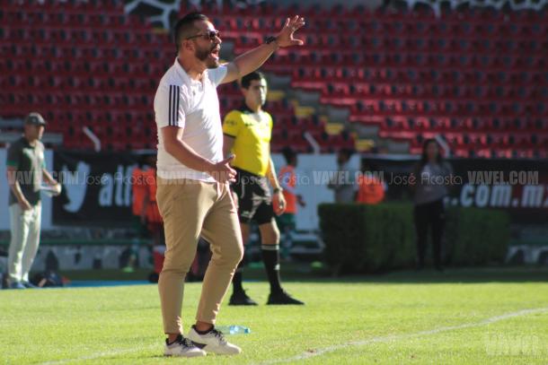 Fernando Samayoa es el entrenador más joven de la Liga MX Femenil con 31 años. / Foto: José Acosta-VAVEL