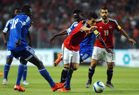 Fathi sneaks past two opposing defenders | Photo: GettyImages