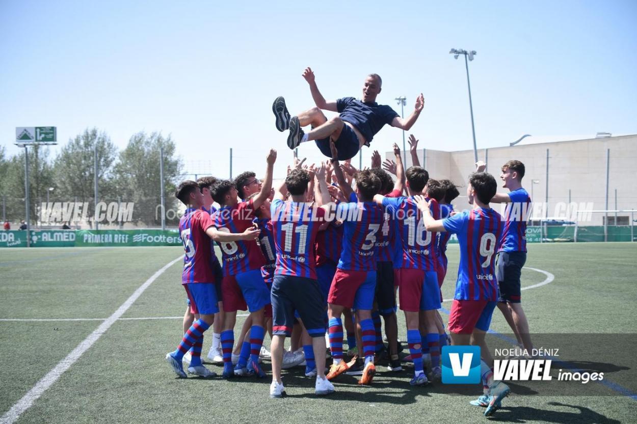 Los chicos del FCB Juvenil B mantean a su entrenador, Iban Cuadrado | Foto: Noelia Déniz - VAVEL