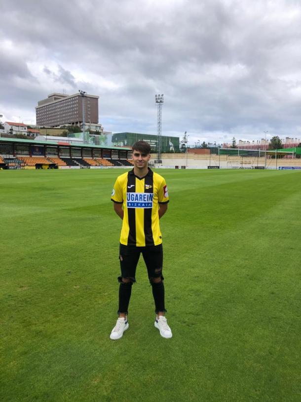 Alejandro Zekri posa con su nueva elástica | Fuente: www.clubportugalete.net