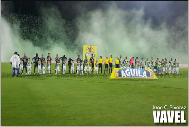 La niebla era el preludio de un partido complicado para ambos equipos.