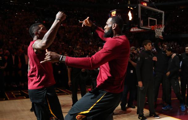 LeBron James y JR Smith antes del cuarto partido. Foto vía: NBA.com