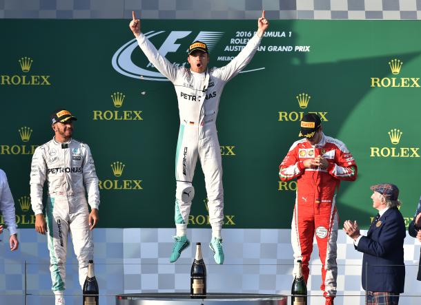 Nico Rosberg celebra su victoria en Australia entre Lewis Hamilton (2º) y Sebastian Vettel (3º) | Fuente: www.formula1.com