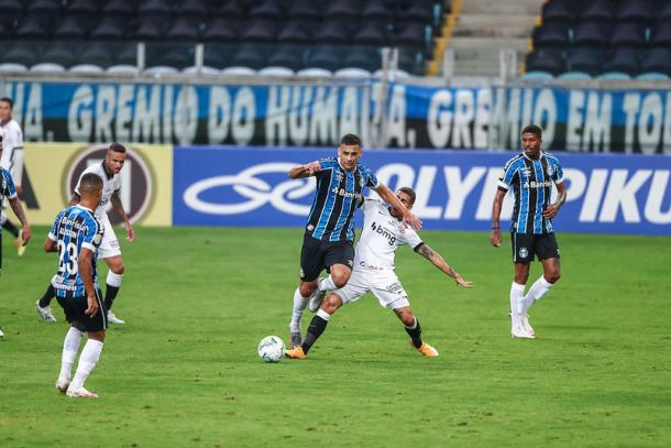 Diego Souza foi muito bem marcado (Foto: Lucas Uebel/Grêmio FBPA)