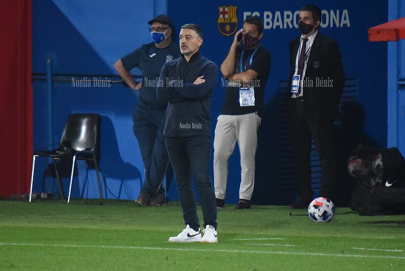 García Pimienta dirigiendo al filial la pasada jornada en el Johan Cruyff. | Foto: Noelia Déniz