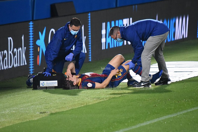 Andrés Solano siendo atendido por los médicos del Barça en el choque ante el Prat. | Foto: Noelia Déniz