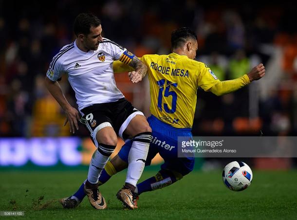 Roque Mesa y Paco Alcácer luchan por hacerse con los dominios del esférico en el partido de Copa del pasado mes de enero / Fotografía: Getty Images