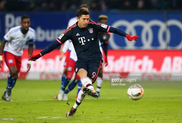Lewandowski hace efectivo el penal sobre Müller. // (Foto de Getty Images)