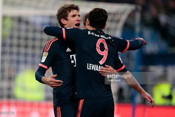 Müller celebra con Lewandowski el gol de la victoria. // (Foto de Getty Images)
