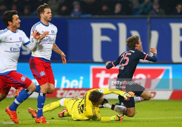 La jugada clave del partido fue el penal de Adler sobre Müller. // (Foto de Getty Images)