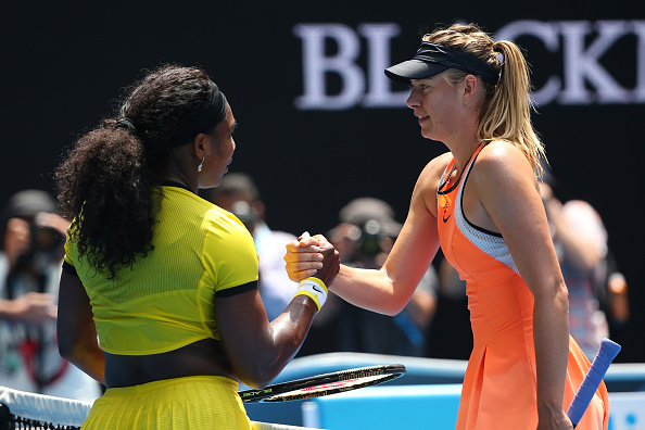 Sharapova cumprimenta Serena Williams/ Foto: Quinn Rooney/ Getty Images