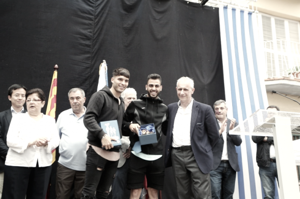 Lluís López y Marc Manchón recibiendo el reconocimiento junto al vicepresidente del club, Carlos García Pont. Foto: RCD Espanyol