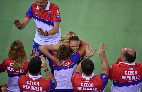 The Czech team celebrating their win after Karolina Pliskova defeated Simona Halep in the fourth rubber during the tie against Romania. Photo credit : Daniel Mihailescu / Getty Images.