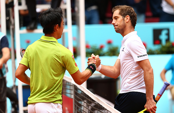 Kei Nishikori shaking hands with Richard Gasquet fllowing his straight sets win (Photo: Clive Brunskill/Getty Images)