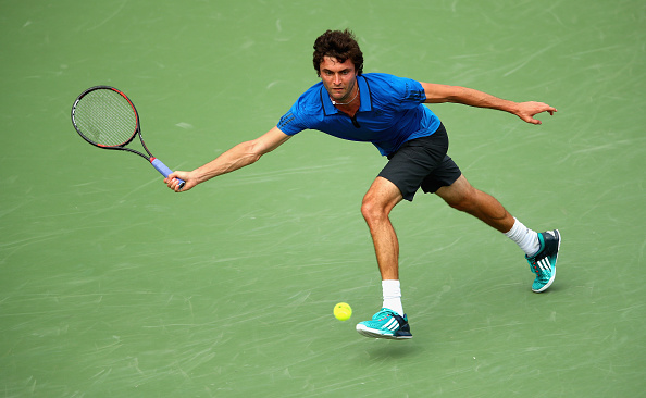 Gilles Simon plays a forehand shot to David Goffin in their quarterfinal match (Photo:Clive Brunskill/Getty Images)