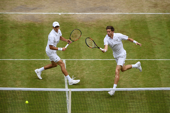 Herbert and Mahut return the ball (Photo: Shaun Botterill/ Getty Images)