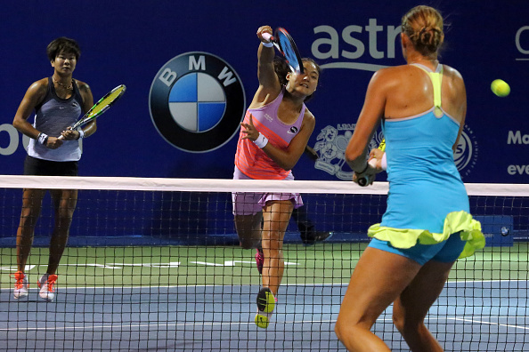 Yafan Wang (right) delivers an overhead smash (Photo: Getty Images)