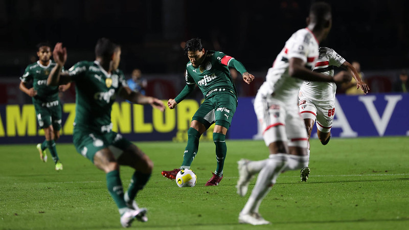 Gómez em uma jogada da partida (Foto: Cesar greco/Palmeiras