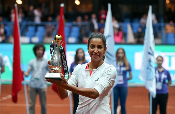 Buyukakcay lifts her maiden WTA title. Photo credit: Anadolu Agency/Getty Images.