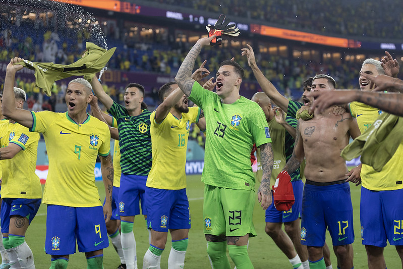 Alex Telles sai chorando de Brasil x Camarões após choque com adversário, seleção brasileira