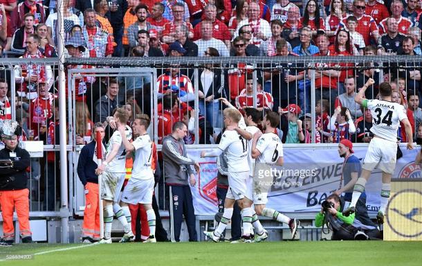 Los jugadores del Mönchengladbach celebran el empate de Hahn. // (Foto de Getty Images)
