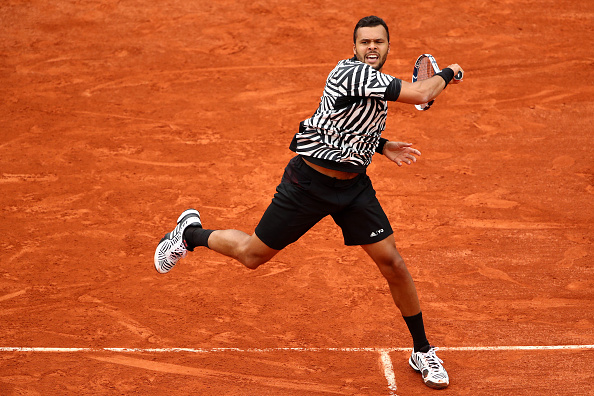 Jo-Wilfried Tsonga plays a forehand to Jan-Lennard Struff (Photo: Clive Brunskill/ Getty Images)