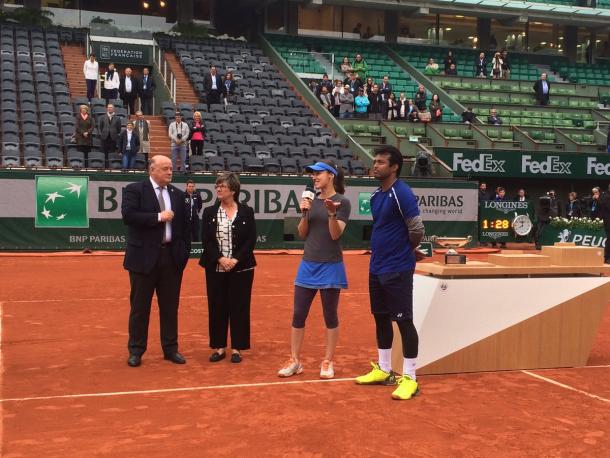 Martina Hingis and Leander Paes during their on court interview (Photo: @rolandgarros)