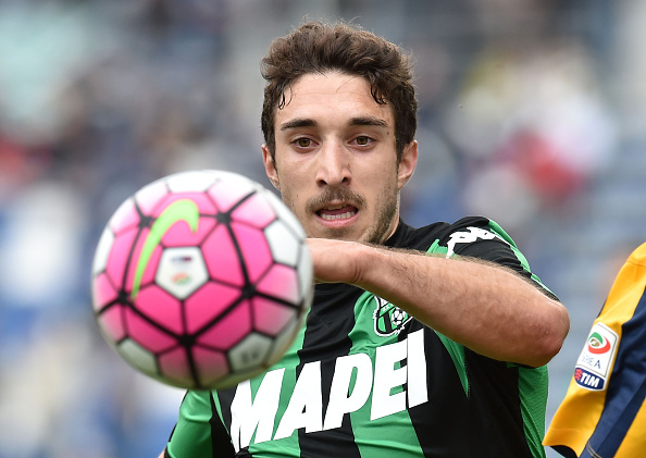 Vrsaljko fends of a Hellas Verona player in pursuit of the ball | Photo: Giuseppe Bellini/Getty Images