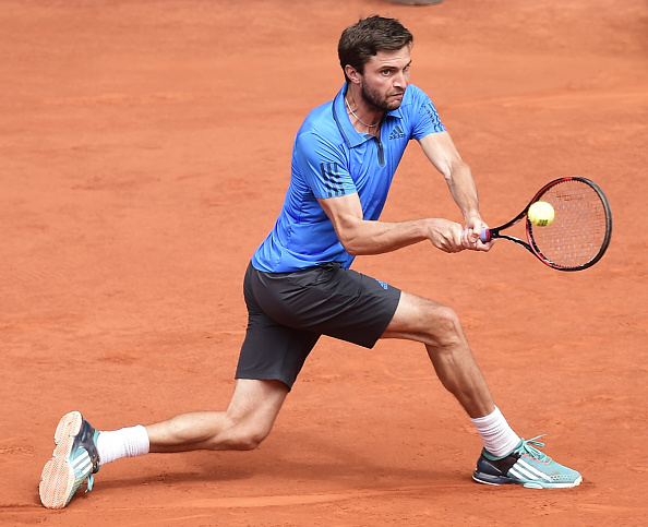 Simon struggles and goes down an early break | Photo: Javier Soriano/Getty Images