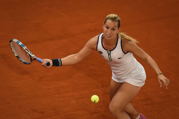 Despite being down a break, Cibulkova fights on | Photo: Pedro Armestre/Getty Images